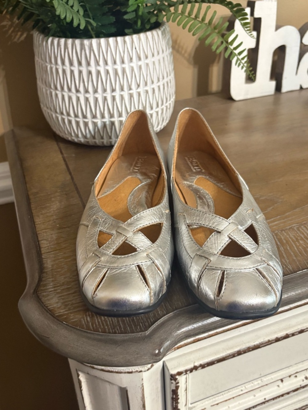 Born Women's Silver Leather Ballet Flats Size 8.5 - Picture 4 of 9